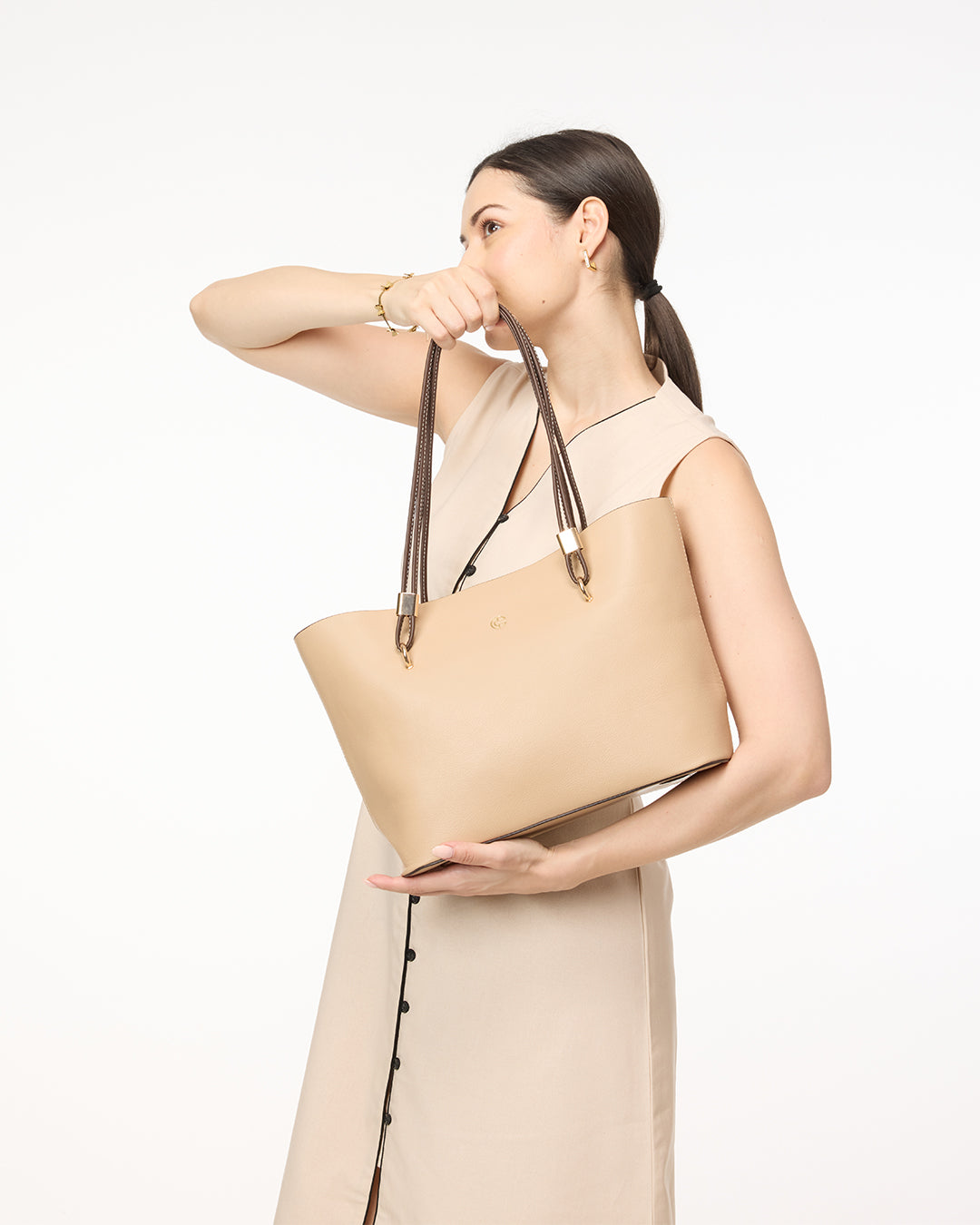 The Nara Tote in - taupe