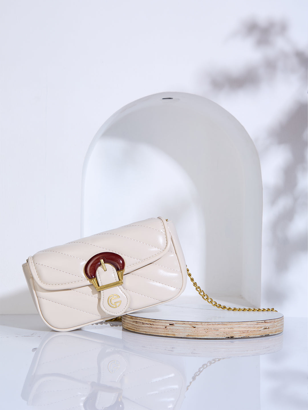 The Romi Chain Bag in - CREAM