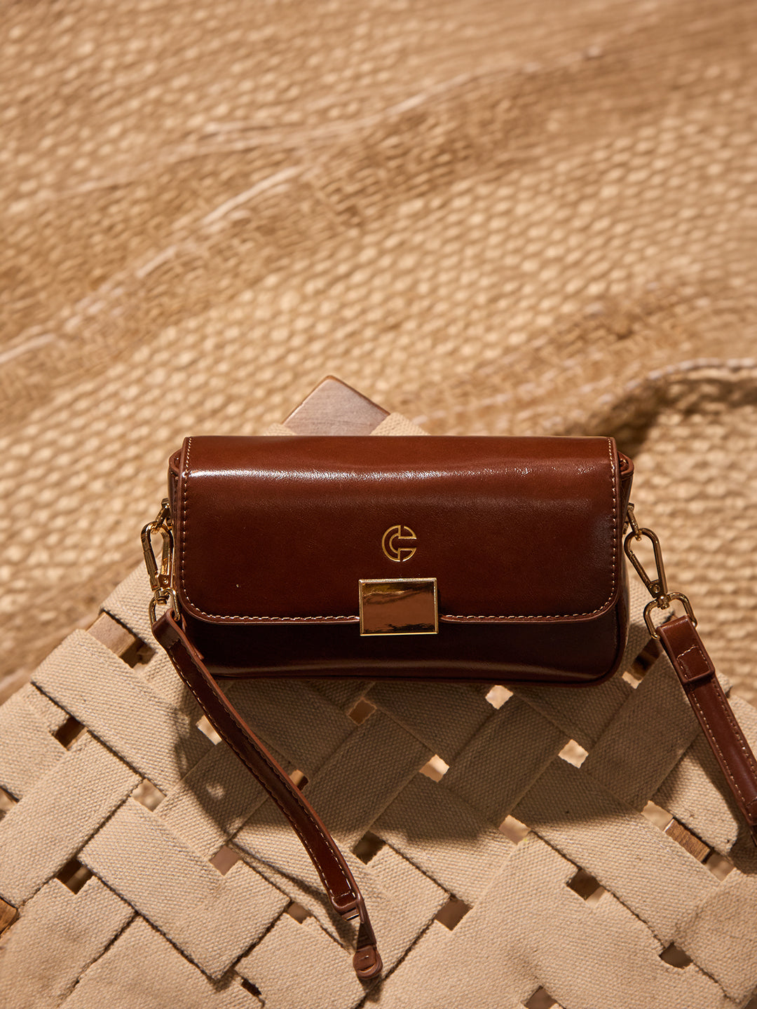 The Lena Crossbody Bag in - COCOA BROWN